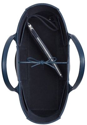 葆蝶家 Arco 手提包 深蓝色 Lookbook 葆蝶家 Arco 手提包 深蓝色