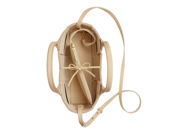 Lookbook 葆蝶家 Arco 迷你手提包 浅米色