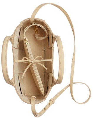 葆蝶家 Arco 迷你手提包 浅米色 Lookbook 葆蝶家 Arco 迷你手提包 浅米色