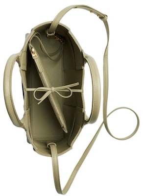 葆蝶家 Arco 迷你托特包 米黄色 Lookbook 葆蝶家 Arco 迷你托特包 米黄色