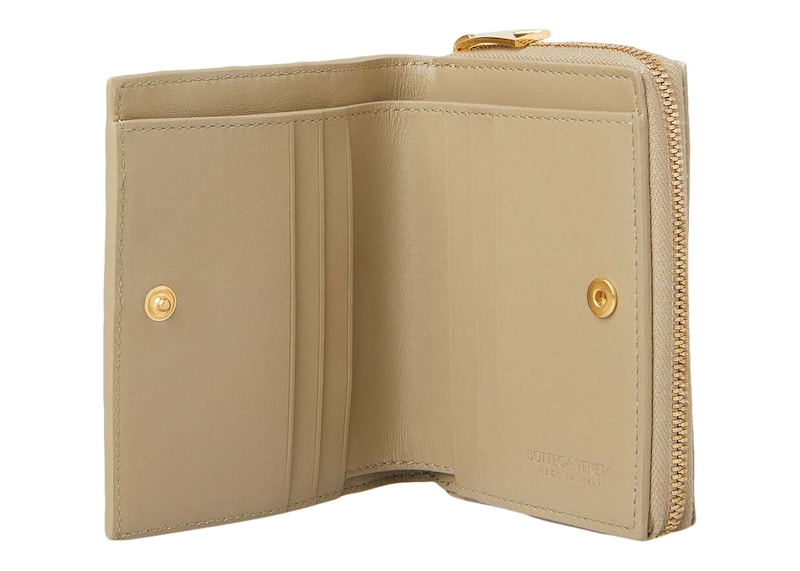 Lookbook 葆蝶家Taupe色双折编织钱包