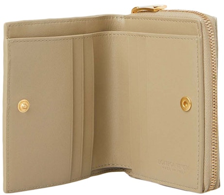 葆蝶家Taupe色双折编织钱包 Lookbook 葆蝶家Taupe色双折编织钱包