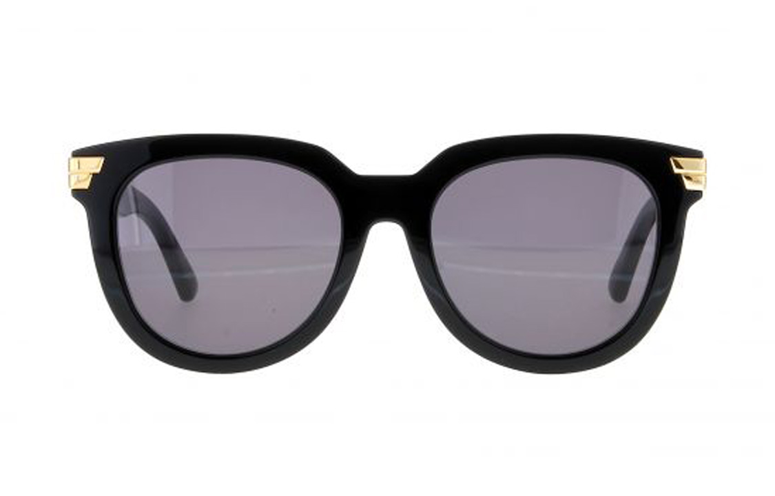 Lookbook Bottega Veneta 黑色太陽眼鏡搭配紫色鏡片. BV1104SA001