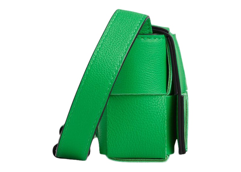 Order Bottega Veneta Candy Cassette Beg Silang Mini Intreccio Parakeet/Hitam