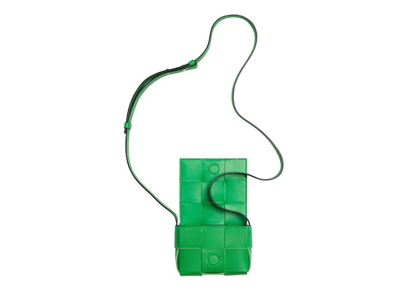 Lookbook Bottega Veneta Candy Cassette Beg Silang Mini Intreccio Parakeet/Hitam