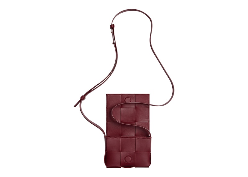 Lookbook Bottega Veneta Candy Cassette Beg Sandang Mini Intreccio Bordeaux