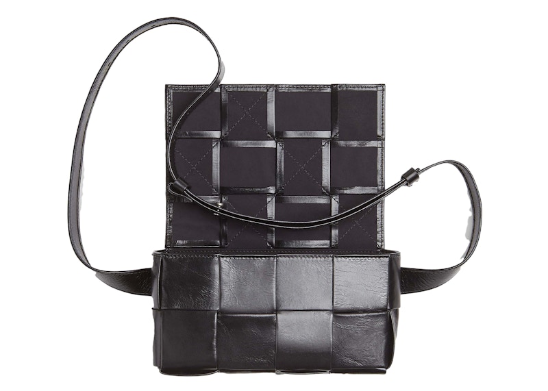 Lookbook Bottega Veneta Tas Pinggang Mini Intreccio Hitam