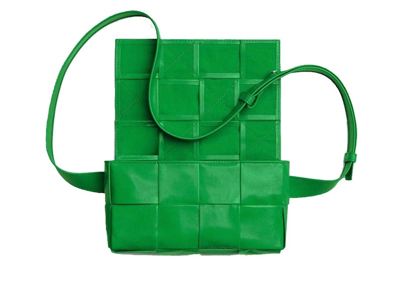 Lookbook Bottega Veneta Beg Pinggang Mini Intreccio Parakeet