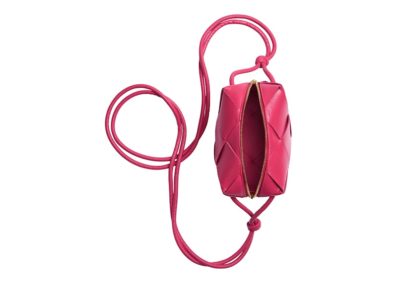 Lookbook ボッテガ・ヴェネタ カセット カメラバッグ ミニ クランベリー。