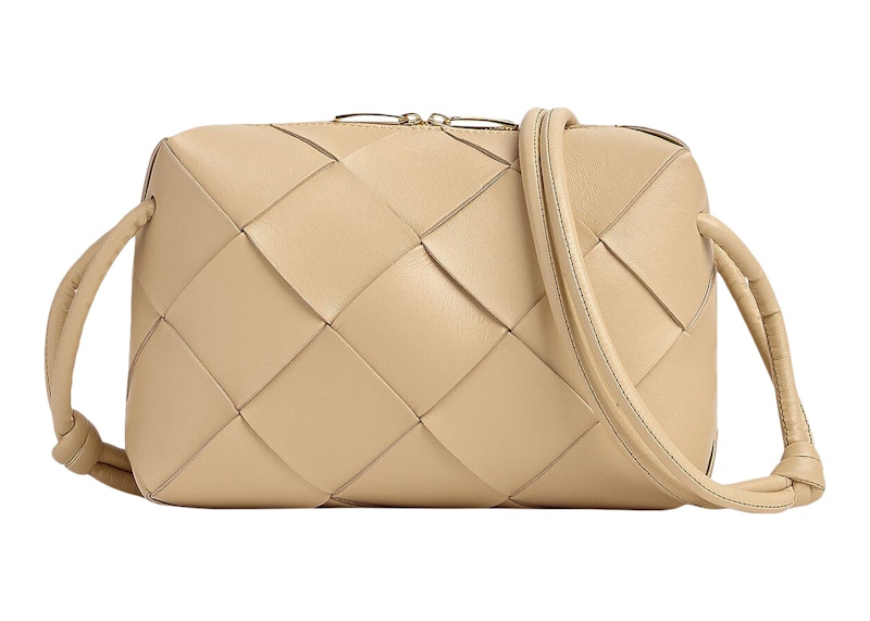 Lookbook Beg Kassette Kamera Kecil Bottega Veneta Intreccio Porridge