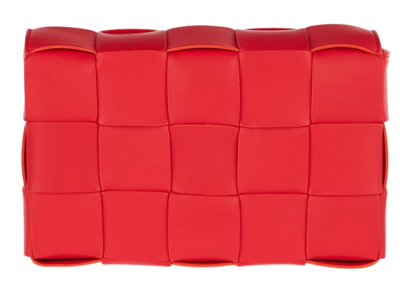 Lookbook Bottega Veneta Cassette Beg Crossbody Intreccio Merahbatu