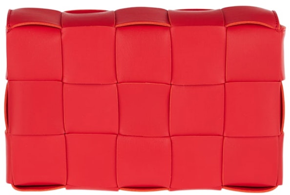 Bottega Veneta Cassette Beg Crossbody Intreccio Merahbatu Lookbook Bottega Veneta Cassette Beg Crossbody Intreccio Merahbatu