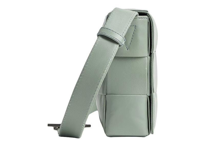 Order Beg Bahu Sederhana Bottega Veneta Cassette Intreccio Hijau Sage