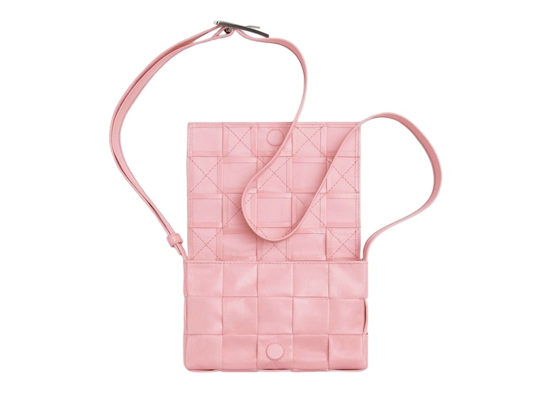 Lookbook Bottega Veneta Beg Silang Kecil Intreccio Warna Merah Jambu