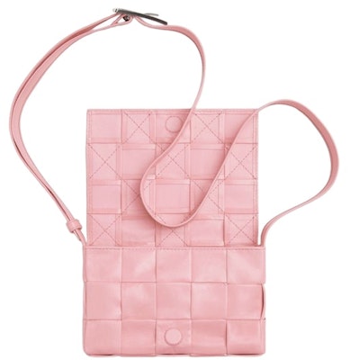 ボッテガ・ヴェネタ カセット クロスボディバッグ スモールイントレッチオ ピンク Lookbook ボッテガ・ヴェネタ カセット クロスボディバッグ スモールイントレッチオ ピンク