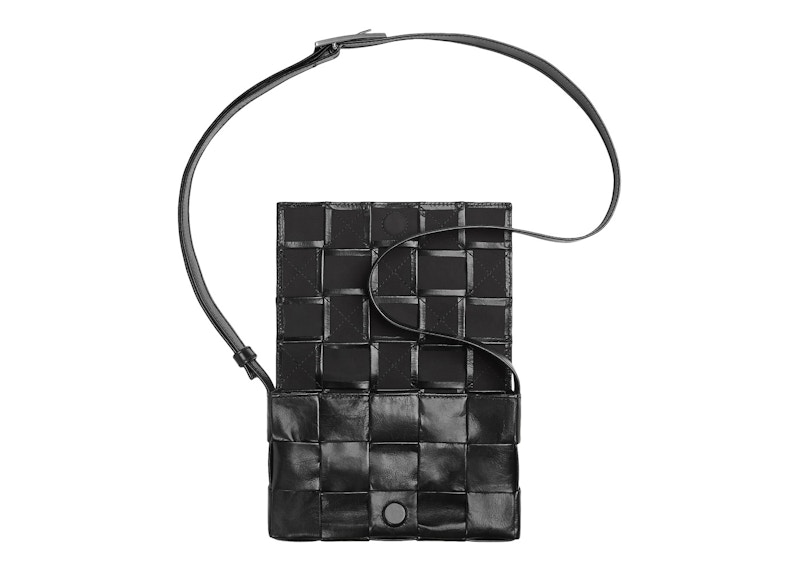 Lookbook ボッテガ・ヴェネタ カセットイントレチャート クロスボディバッグ 小 黒