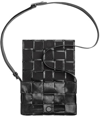 ボッテガ・ヴェネタ カセットイントレチャート クロスボディバッグ 小 黒 Lookbook ボッテガ・ヴェネタ カセットイントレチャート クロスボディバッグ 小 黒