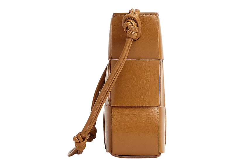 Order Bottega Veneta Kaset Pochette dengan Tali Intreccio Camel