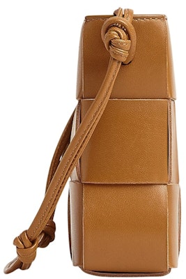 Bottega Veneta Kaset Pochette dengan Tali Intreccio Camel Order Bottega Veneta Kaset Pochette dengan Tali Intreccio Camel