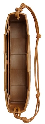Bottega Veneta Kaset Pochette dengan Tali Intreccio Camel Lookbook Bottega Veneta Kaset Pochette dengan Tali Intreccio Camel