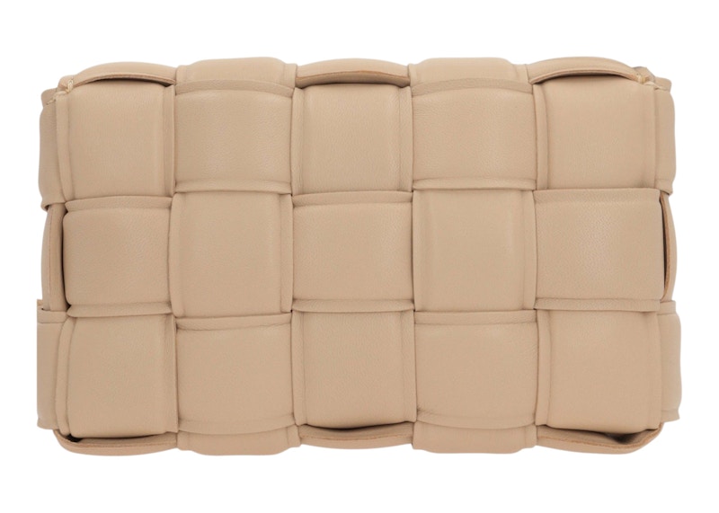 Lookbook Bottega Veneta Cassette Beg Mini Bahu Padded Intrecciato Beige