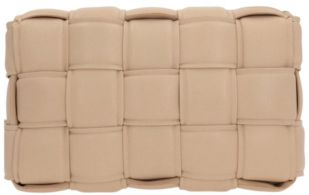 ボッテガ・ヴェネタ カセット ショルダーバッグ ミニ パデッドイントレチャート ベージュ Lookbook ボッテガ・ヴェネタ カセット ショルダーバッグ ミニ パデッドイントレチャート ベージュ