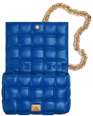 葆蝶家链条编织蓝色斜挎包 Lookbook 葆蝶家链条编织蓝色斜挎包