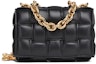 Buy Bolso Cruzado Bottega Veneta Chain Cassette Negro con Detalles Dorados.