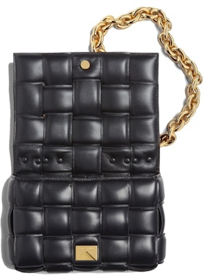 Bolso Cruzado Bottega Veneta Chain Cassette Negro con Detalles Dorados. Order Bolso Cruzado Bottega Veneta Chain Cassette Negro con Detalles Dorados.