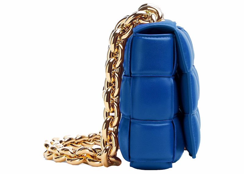 Order Bottega Veneta Tas Bahu Padded Intreccio Cobalt dengan Rantai