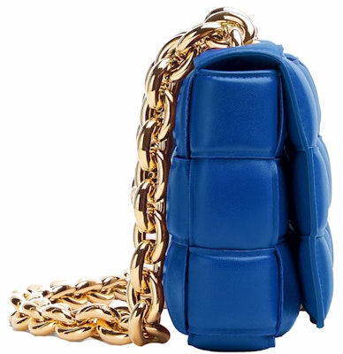 Bottega Veneta Tas Bahu Padded Intreccio Cobalt dengan Rantai Order Bottega Veneta Tas Bahu Padded Intreccio Cobalt dengan Rantai