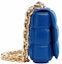 Order Bottega Veneta Tas Bahu Padded Intreccio Cobalt dengan Rantai