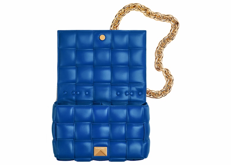 Lookbook Bottega Veneta Tas Bahu Padded Intreccio Cobalt dengan Rantai