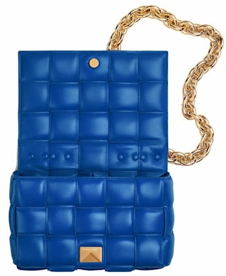 Bottega Veneta Tas Bahu Padded Intreccio Cobalt dengan Rantai Lookbook Bottega Veneta Tas Bahu Padded Intreccio Cobalt dengan Rantai
