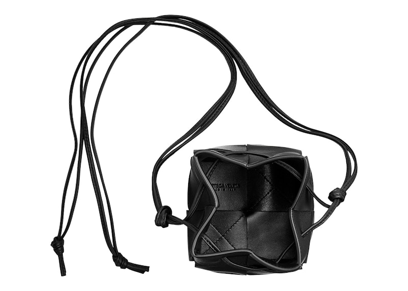 Lookbook Bottega Veneta Beg Mini Drawstring Cassette Intreccio Hitam