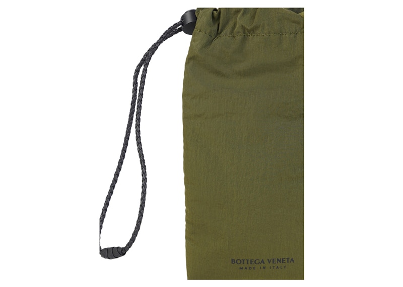 Lookbook Bottega Veneta Tas Serut Khaki/Hitam