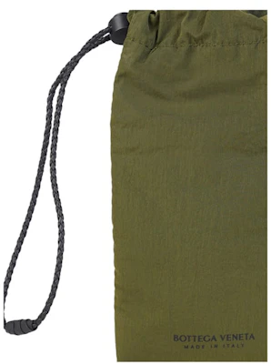 Bottega Veneta Tas Serut Khaki/Hitam Lookbook Bottega Veneta Tas Serut Khaki/Hitam