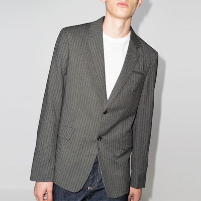 Bottega Veneta FW21 Blazer Kelabu Corak Jalur Bersatu Single-Breasted. 648916V0EV01304 Lookbook Bottega Veneta FW21 Blazer Kelabu Corak Jalur Bersatu Single-Breasted. 648916V0EV01304