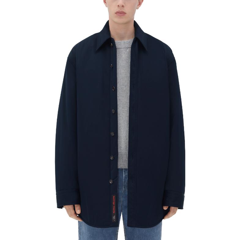 Lookbook 寶緹嘉 FW23 男士深藍色單排扣長袖外套。 778655VF4K04121