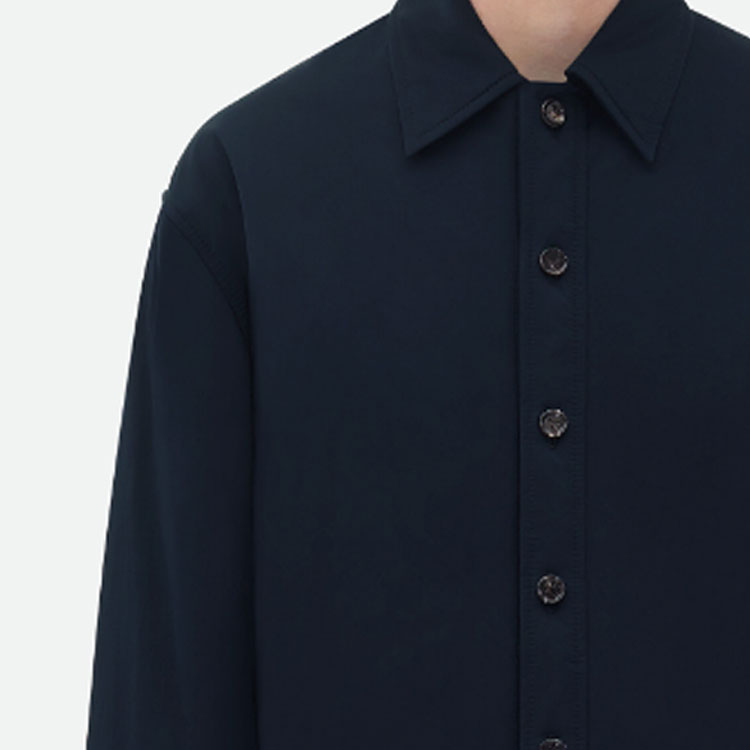 Sizing 寶緹嘉 FW23 男士深藍色單排扣長袖外套。 778655VF4K04121