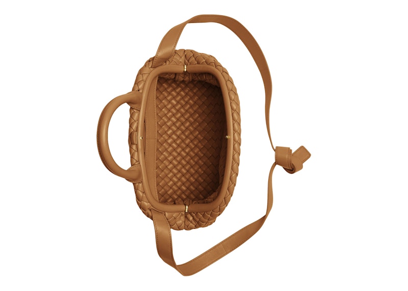 Lookbook Bottega Veneta小駝色Intrecciato編織手提包