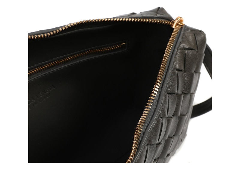 Lookbook 葆蝶家Intrecciato迷你灰色斜挎包