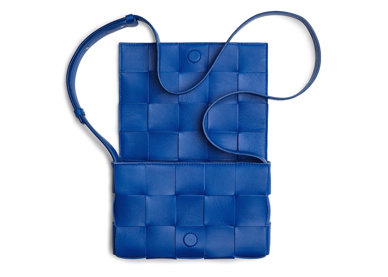 Lookbook 葆蝶家编织卡带包深蓝色