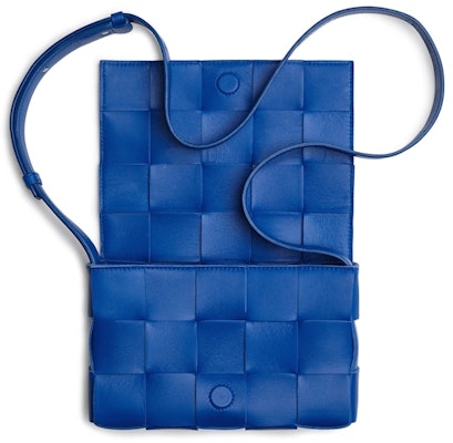 Bottega Veneta Intreccio Cassette Biru Kobalt Lookbook Bottega Veneta Intreccio Cassette Biru Kobalt