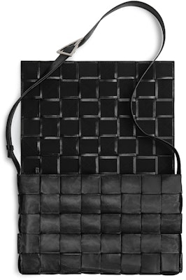 Bottega Veneta Intreccio Cassette Maxi Hitam Lookbook Bottega Veneta Intreccio Cassette Maxi Hitam