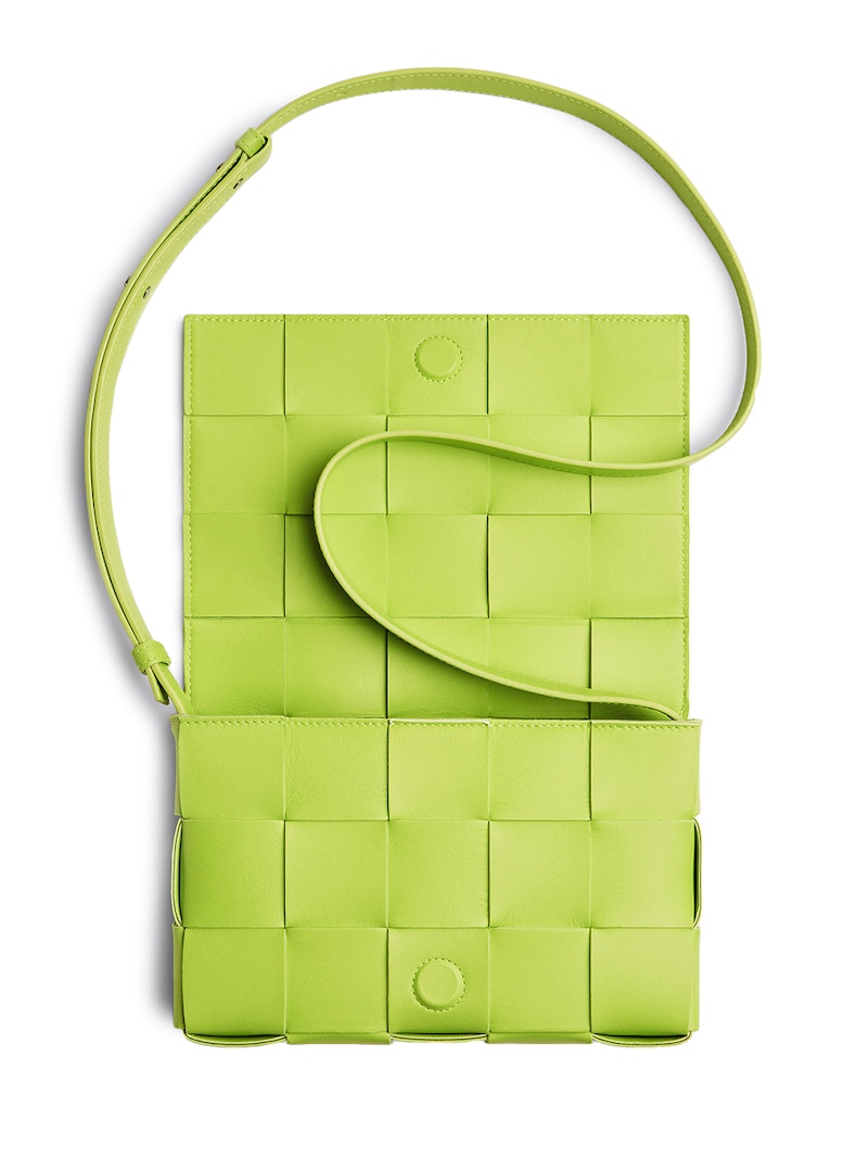 Lookbook Bottega Veneta Intreccio Weave Cassette Hijau Kiwi Asid