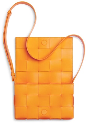 보테가 베네타 인트레치오 위빙 카세트 탠저린
Lookbook 보테가 베네타 인트레치오 위빙 카세트 탠저린