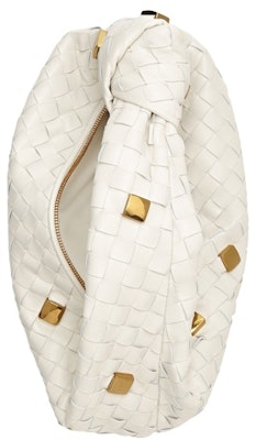 Bolso Bottega Veneta Jodie Teen Metálico con Detalles en Tiza. Lookbook Bolso Bottega Veneta Jodie Teen Metálico con Detalles en Tiza.