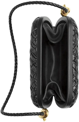 Bottega Veneta Knot Foulard 編織黑色迷你手拿包肩帶款 Lookbook Bottega Veneta Knot Foulard 編織黑色迷你手拿包肩帶款