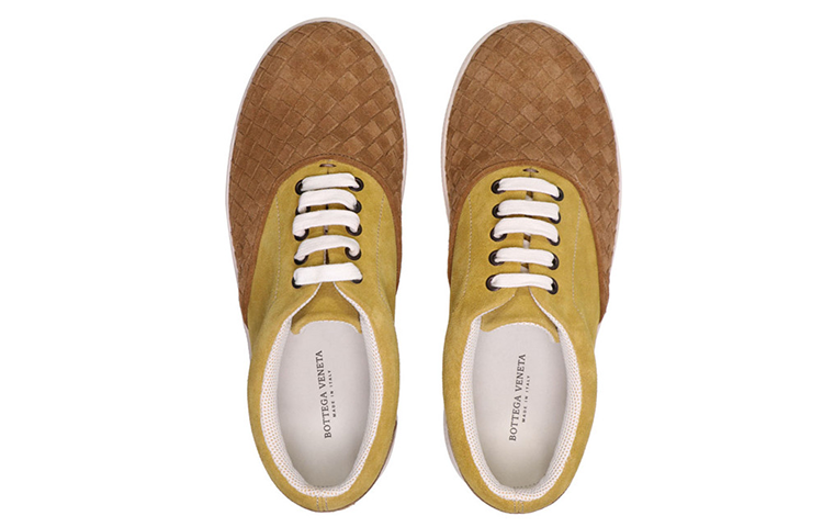 Shop Bottega Veneta 黄棕色皮革系带低帮运动鞋 258957VFC012669